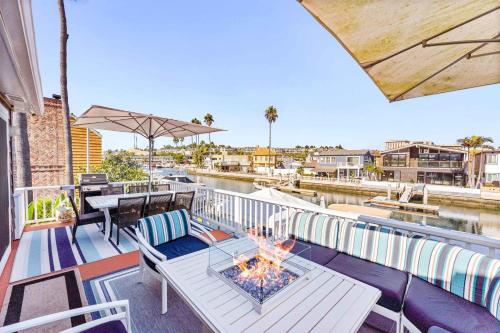 eine Terrasse mit einer Feuerstelle auf einem Balkon in der Unterkunft Stunning BayVIEW Home with Epic Waterfront Views! in Newport Beach