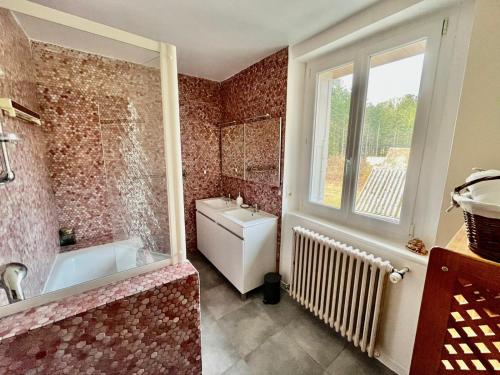 een badkamer met een bad en een wastafel bij House in the mountains in the heart of a domain in Arlos