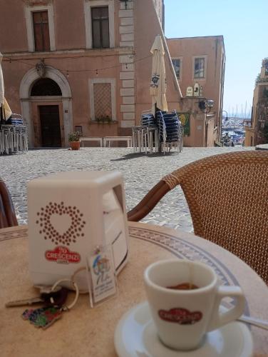 Příslušenství pro přípravu čaje a kávy v ubytování Nilù near Rome Nettuno giubileo 2025