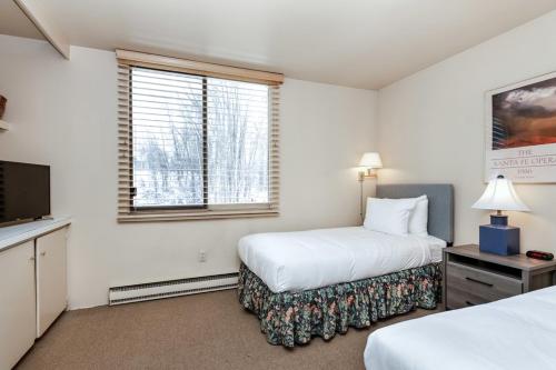 Una cama o camas en una habitación de Riverview Unit 8, All the Essentials Riverside Condo with Access to Pool & Hot Tub