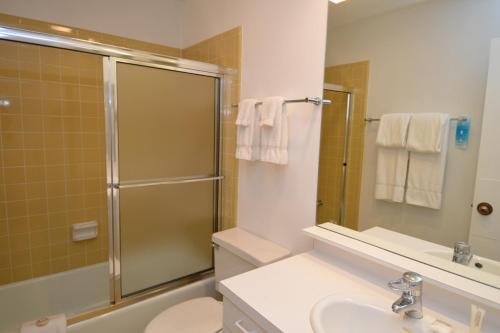 Un baño de Riverview Unit 8, All the Essentials Riverside Condo with Access to Pool & Hot Tub