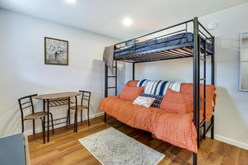 ein Schlafzimmer mit einem Etagenbett und einem Tisch in der Unterkunft Hillsboro Hideaway with Private Hot Tub and Bunkhouse! in Hillsboro