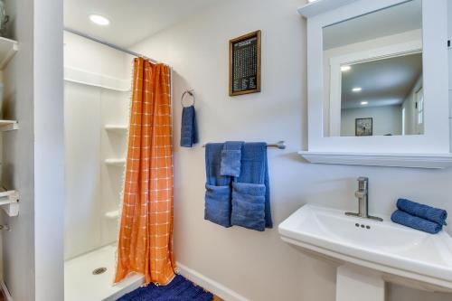 Ένα μπάνιο στο Hillsboro Hideaway with Private Hot Tub and Bunkhouse!