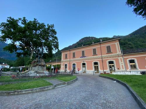 ein Gebäude mit einer Statue davor in der Unterkunft Casa Vacanze La Romantica in Chiavenna