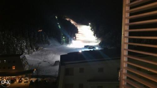 uma vista para uma pista de esqui coberta de neve à noite em Apartman Babin Do Bjelasnica em Sarajevo