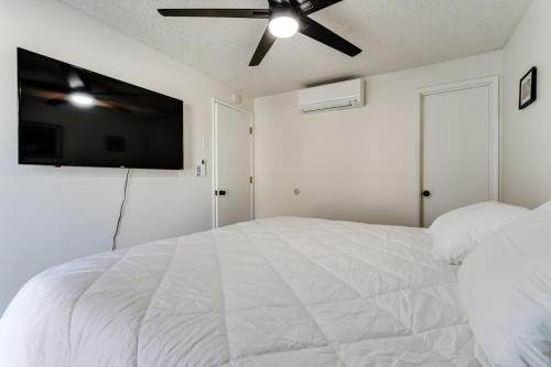 a bedroom with a white bed and a ceiling fan at Retreat near UO, Autzen Stadium, Amazon Park (# 1) in Eugene
