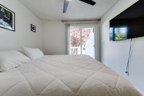 Un dormitorio con una gran cama blanca y una ventana en Retreat near UO, Autzen Stadium, Amazon Park (# 1) en Eugene