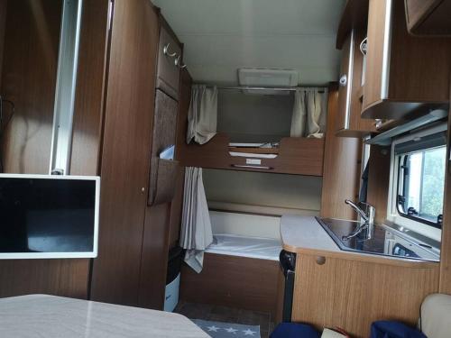 TV a/nebo společenská místnost v ubytování Modern Caravan