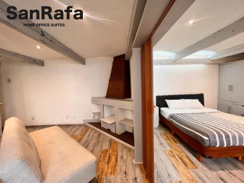 ein Schlafzimmer mit einem Bett und einem Sofa in der Unterkunft SanRafa Polanco I in Mexiko-Stadt