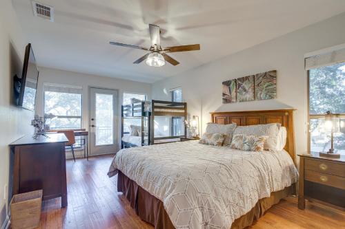 - une chambre avec un lit et un ventilateur de plafond dans l'établissement Lago Vista Home with Private Pool and Sport Court!, à Lago Vista