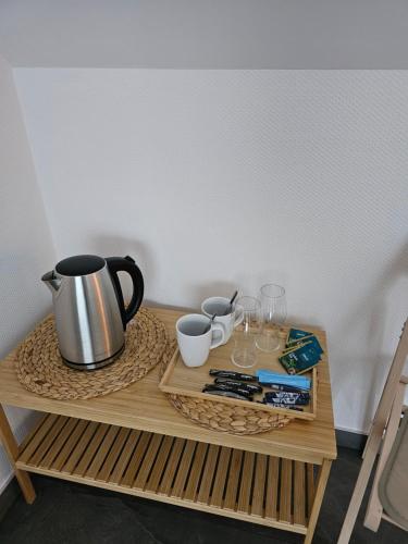 クラプコヴィツェにあるTulipanのコーヒーポットとグラス付きのテーブル