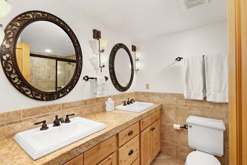 uma casa de banho com 2 lavatórios e um espelho em Durant Unit D3, Condo with Floor-to-Ceiling Windows, Fireplace, and more em Aspen