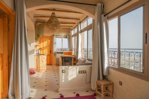 una cucina con una grande finestra in una stanza di SurfAppart Morocco a Tamraght Ouzdar