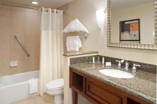Et badeværelse på DoubleTree by Hilton Hotel Albuquerque