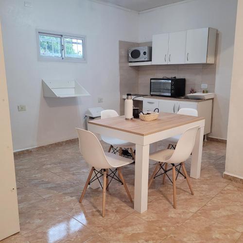 - une cuisine avec une table et des chaises dans la chambre dans l'établissement Departamento Reconquista - Perla del Norte, à Reconquista