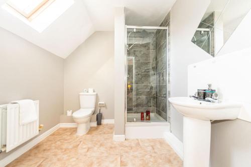 ein Bad mit einem WC, einem Waschbecken und einer Dusche in der Unterkunft Airport LPL - Driveway Parking - Garden in Widnes