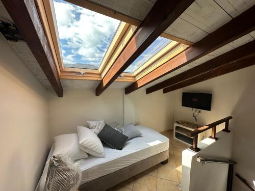 Кровать или кровати в номере Parnassos Chalets