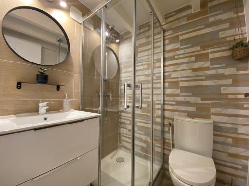 La salle de bains est pourvue d'une douche, de toilettes et d'un lavabo. dans l'établissement Appartement douillet avec terrasse, à Talence