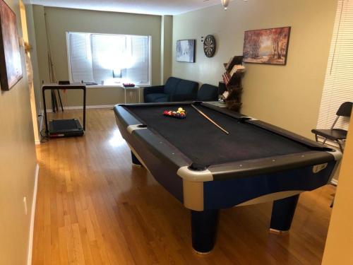 - un salon avec un billard dans l'établissement 4 bed Cozy Basement Apartment with Massage, Gym, Billiards Facilities, à Whitby