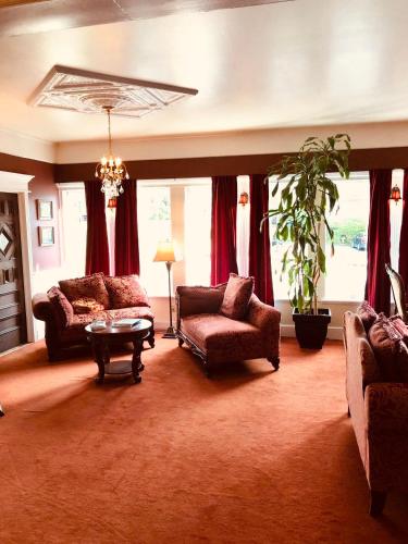 a living room with two couches and a table at Le Chateau du Lac in Magog-Orford