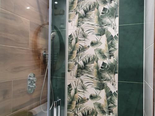 eine Dusche mit Duschvorhang im Bad in der Unterkunft Apartament Zielona Przystań Gdańsk in Danzig
