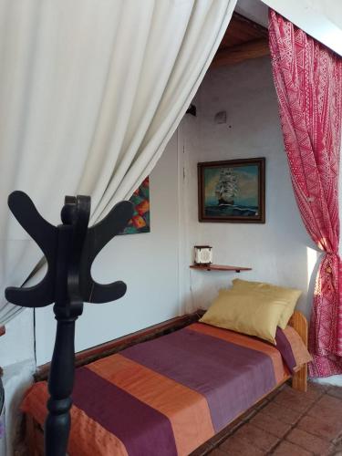 una camera da letto con un letto in una stanza di Refugio: El Llamado a Villa Las Rosas