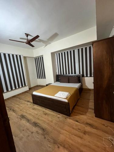 Uma cama ou camas num quarto em Royal Palm's Private 1 BHK Garden Apartment