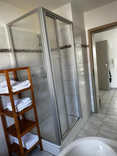 een badkamer met een douche en een glazen douchecabine bij Ferienwohnung in Erzingen Klettgau in Klettgau
