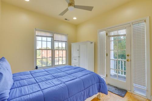 Llit o llits en una habitació de Greensboro Townhome with Deck about half Mi to Downtown!
