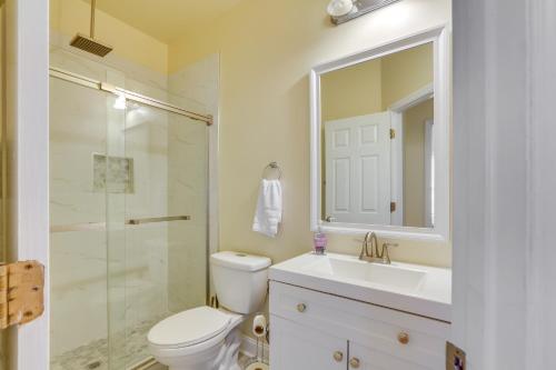 een badkamer met een toilet, een wastafel en een douche bij Greensboro Townhome with Deck about half Mi to Downtown! in Greensboro
