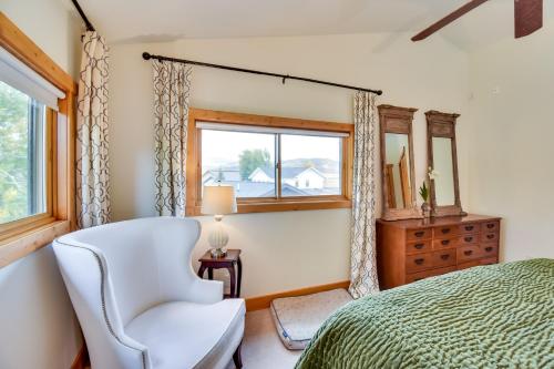 ein Schlafzimmer mit einem Bett, einem Stuhl und einem Fenster in der Unterkunft Family-Friendly Steamboat Springs Home with Hot Tub! in Steamboat Springs