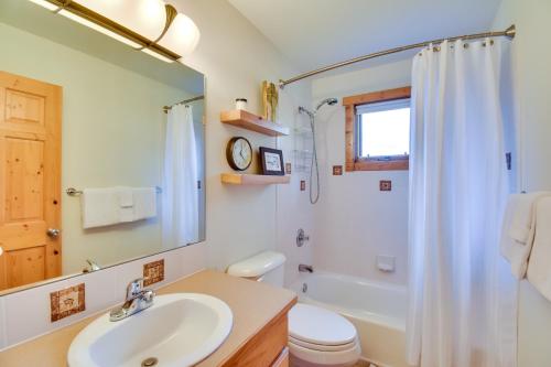 ein Bad mit einem Waschbecken, einer Dusche und einem WC in der Unterkunft Family-Friendly Steamboat Springs Home with Hot Tub! in Steamboat Springs