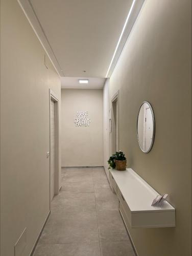 a hallway with a mirror and a counter in a room at B&B New Paris & Suite in Taranto