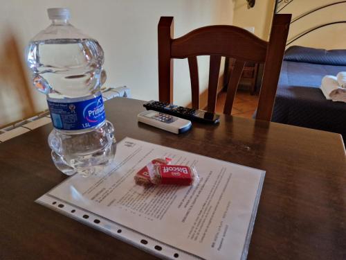 a bottle of water sitting on top of a table at Hostal La Plata in Oropesa