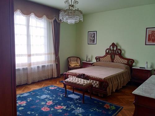 Puenteareas的住宿－La maison d'Abelleira，一间卧室配有一张床和一个吊灯