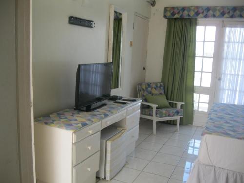 Μια τηλεόραση ή/και κέντρο ψυχαγωγίας στο Fisherman's Inn Hotel on the Luminous Lagoon