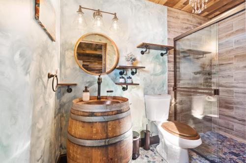 La salle de bains est pourvue d'un lavabo en fût en bois et de toilettes. dans l'établissement Nature Mystique Retreat, 