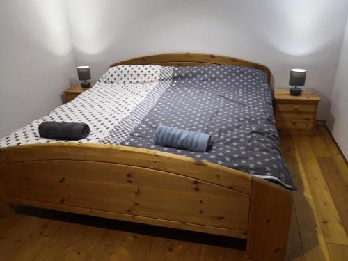 Bett in einem Zimmer mit einem Bettrahmen aus Holz in der Unterkunft Haus am Fluss in Urft