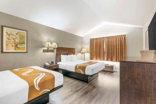 een hotelkamer met twee bedden en een raam bij Quality Inn Conference Center at Citrus Hills in Hernando