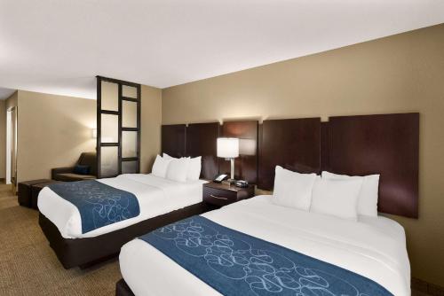 Letto o letti in una camera di Comfort Suites Commerce