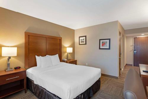 Postel nebo postele na pokoji v ubytování Comfort Inn Bangor North