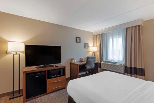 TV a/nebo společenská místnost v ubytování Comfort Inn Bangor North