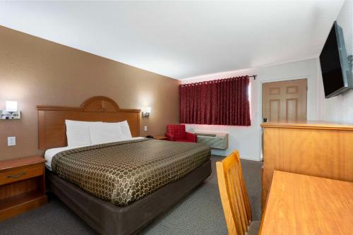 Ένα ή περισσότερα κρεβάτια σε δωμάτιο στο Rodeway Inn Terre Haute