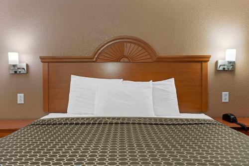 Ένα ή περισσότερα κρεβάτια σε δωμάτιο στο Rodeway Inn Terre Haute