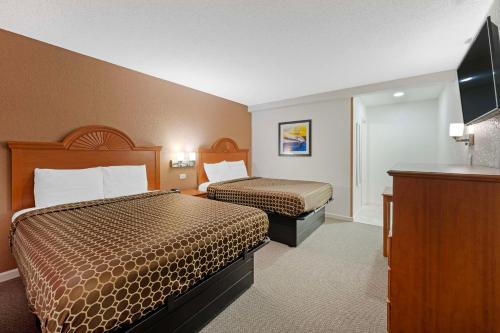 Ένα ή περισσότερα κρεβάτια σε δωμάτιο στο Rodeway Inn Terre Haute