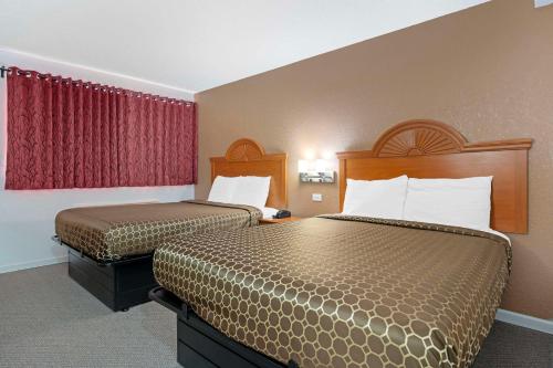 Ένα ή περισσότερα κρεβάτια σε δωμάτιο στο Rodeway Inn Terre Haute
