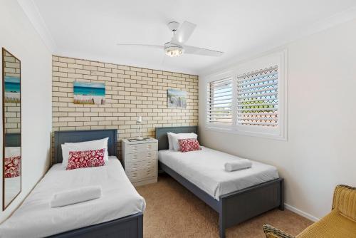 a bedroom with two beds and a window at Kenway Lodge in Ballina