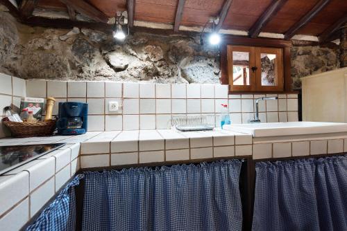 a kitchen with a sink and a counter top at Eritía in Icod de los Vinos