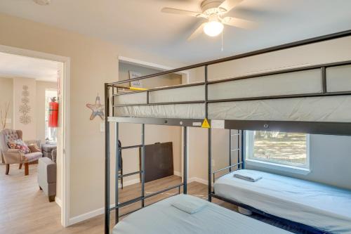 sypialnia z 2 łóżkami piętrowymi i salonem w obiekcie Hemphill Vacation Rental with Pool, Walk to Lake! w mieście Hemphill