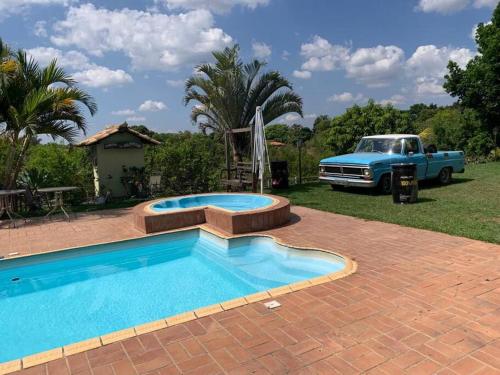 um camião azul estacionado ao lado de uma piscina em Sitio Morada da Felicidade em Esmeraldas